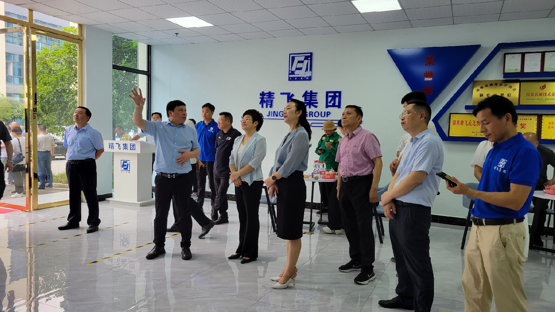 婁底市委常委、副市長謝學(xué)龍率隊(duì)蒞臨精飛集團(tuán)調(diào)研數(shù)字化轉(zhuǎn)型
